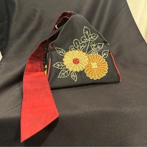 ShiraLeah Chicago Triangle Embroidered hand bag